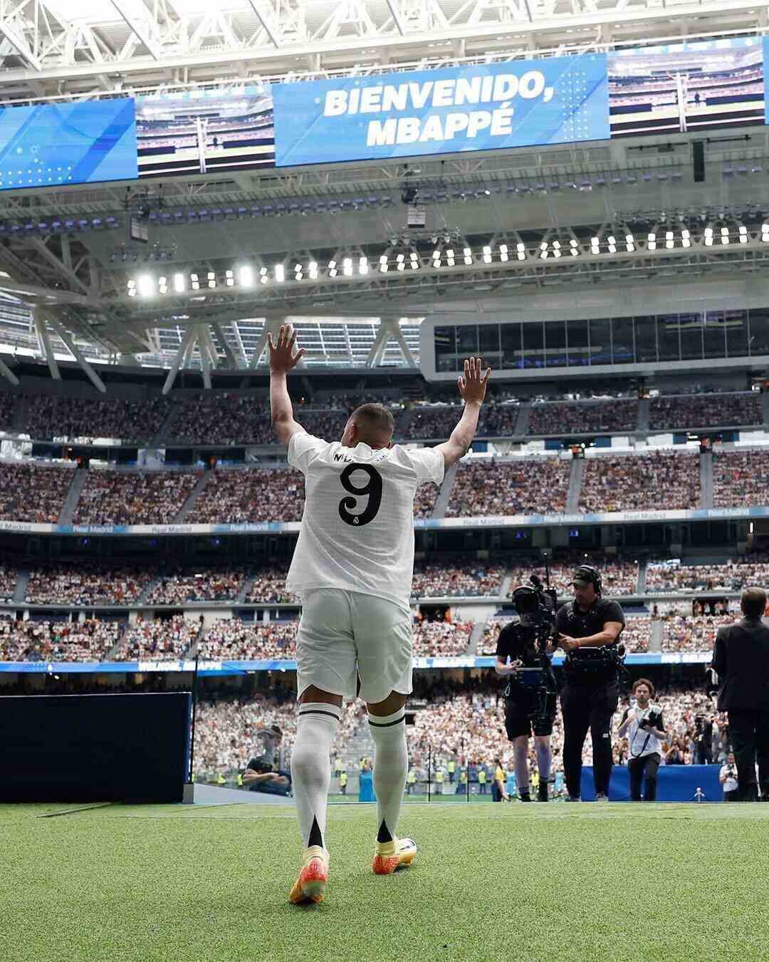 Mbappe strode on the Bernabeu lawn wearing the "number 9" shirt. Photo: RMC