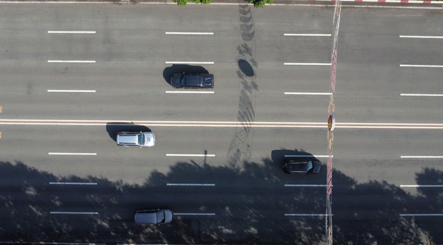 Hung Vuong Street has 8 car lanes in the middle. Photo: Dinh Trong