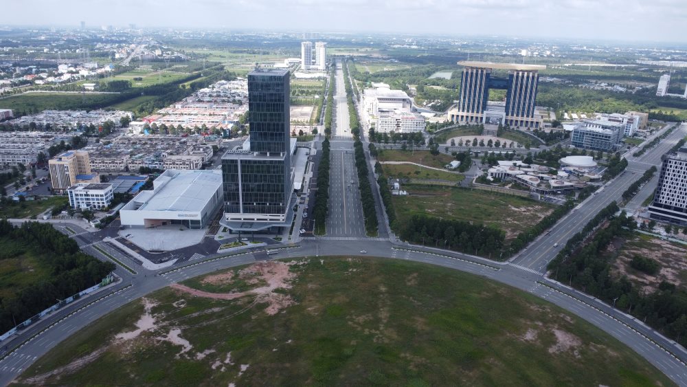 This is the busiest road in Binh Duong province today with many large projects on both sides. Photo: Dinh Trong