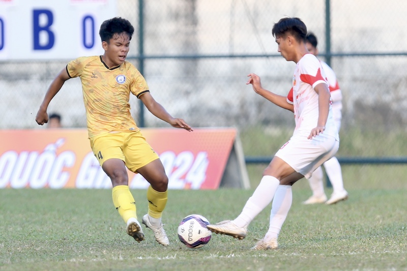 Cầu thủ trẻ U19 Khánh Hòa (áo vàng) thi đấu tại vòng chung kết U19 Quốc gia 2024. Ảnh: Khả Hòa
