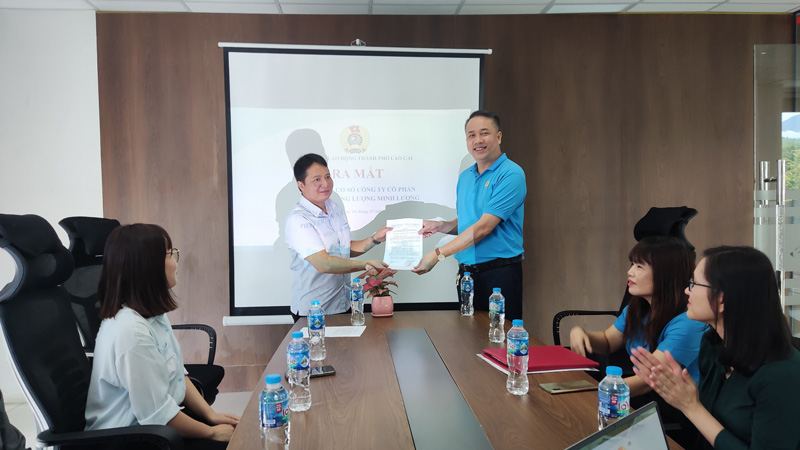 Leaders of the Labor Confederation of Lao Cai city handed over the decision to establish a grassroots union to Minh Luong Company. Photo: Supplier