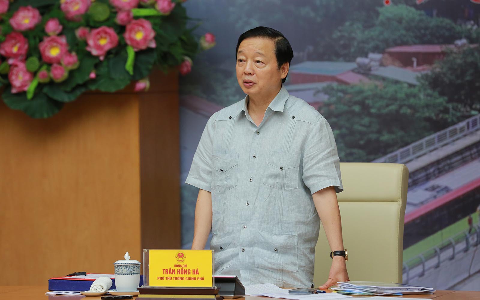 Deputy Prime Minister Tran Hong Ha chaired the meeting. Photo: Minh Khoi