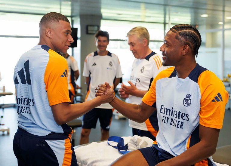 Mbappe gặp những đồng đội đầu tiên. Ảnh: Real Madrid