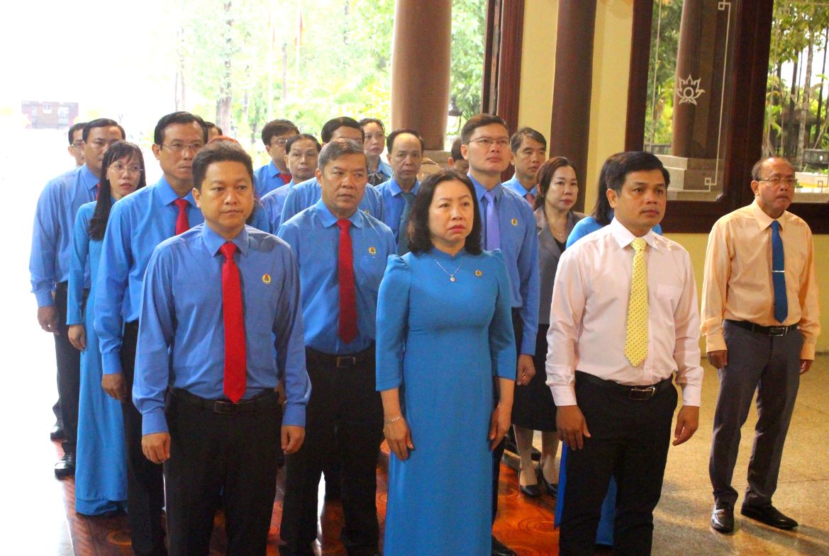 Standing Vice President of the Vietnam General Confederation of Labor Thai Thu Xuong led the delegation of the Vietnam General Confederation of Labor to visit President Ton Duc Thang. Photo: Luc Tung