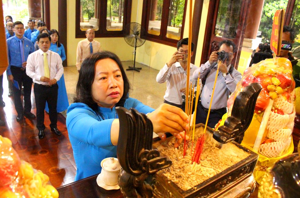 The Standing Vice Chairman of the General Confederation of Labor of Vietnam offered incense at the Temple of President Ton Duc Thang. Photo: Luc Tung