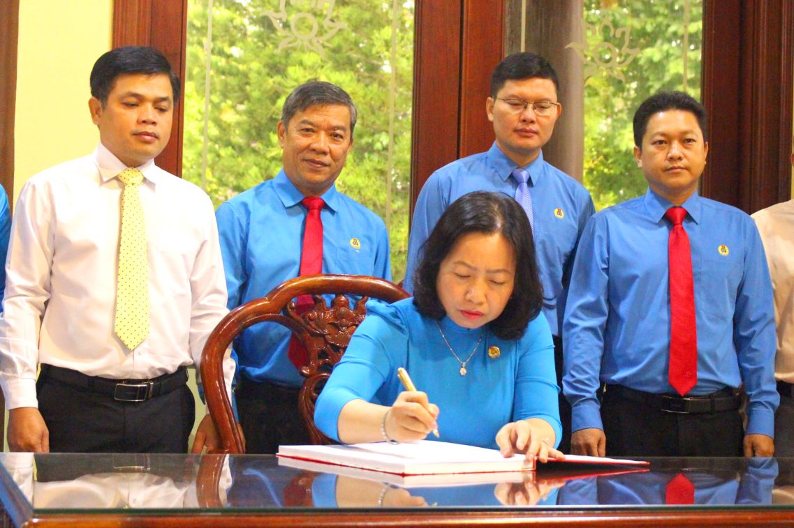 The Standing Vice Chairman of the Vietnam General Confederation of Labor wrote his thoughts in the souvenir book at the Temple of President Ton Duc Thang. Photo: Luc Tung