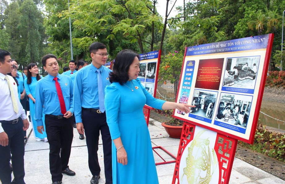 Visit the thematic photo exhibition: Uncle Ton with Workers. Photo: Luc Tung