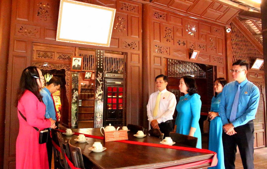 Visit the childhood stilt house of Chairman Ton Duc Thang. Photo: Lcuj Tung