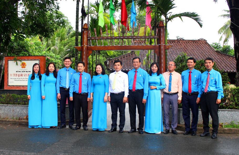 The Standing Vice Chairman of the Vietnam General Confederation of Labor took souvenir photos with delegates at the Special National Monument. Photo: Luc Tung