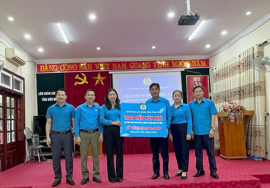 Ms. Trinh Thi Thoa - Chairwoman of the Confederation of Labor of Vinh Phuc province awarded money to support the construction of houses for trade union members in difficult circumstances. Photo: Bao Nguyen