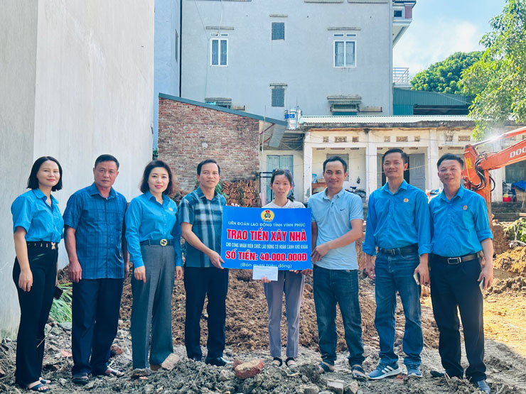 Lãnh đạo LĐLĐ tỉnh Vĩnh Phúc trao kinh phí hỗ trợ xây nhà cho gia đình đoàn viên Nguyễn Thị Bích Thủy. Ảnh: Bảo Nguyên