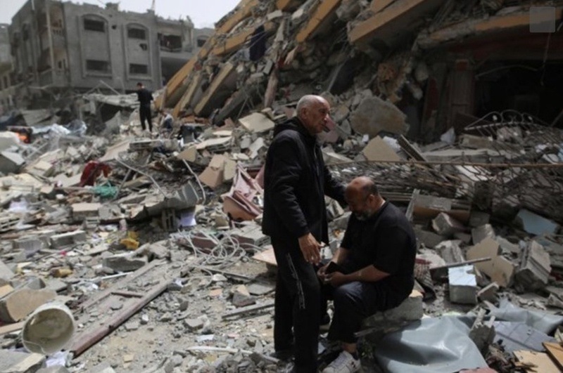 Đống đổ nát của tòa nhà bị phá hủy ở trại tị nạn Nuseirat, Dải Gaza, ngày 18.4.2024. Ảnh Xinhua