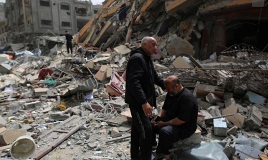 Đống đổ nát của tòa nhà bị phá hủy ở trại tị nạn Nuseirat, Dải Gaza, ngày 18.4.2024. Ảnh Xinhua