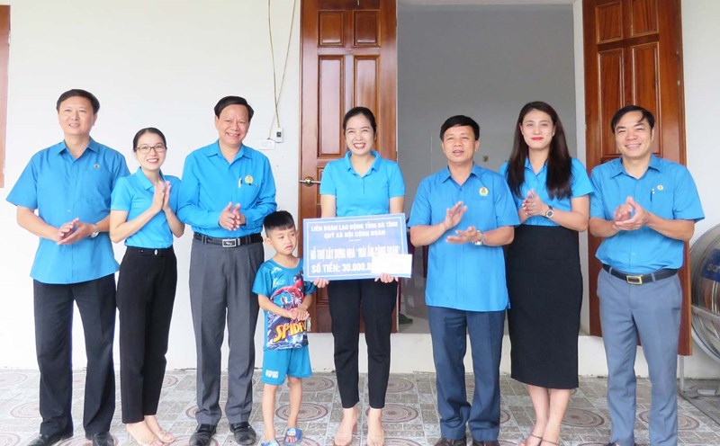 Niềm vui của đoàn viên công đoàn, người lao động Hà Tĩnh khi được hỗ trợ xây dựng nhà “Mái ấm Công đoàn”. Ảnh: Duy Chương