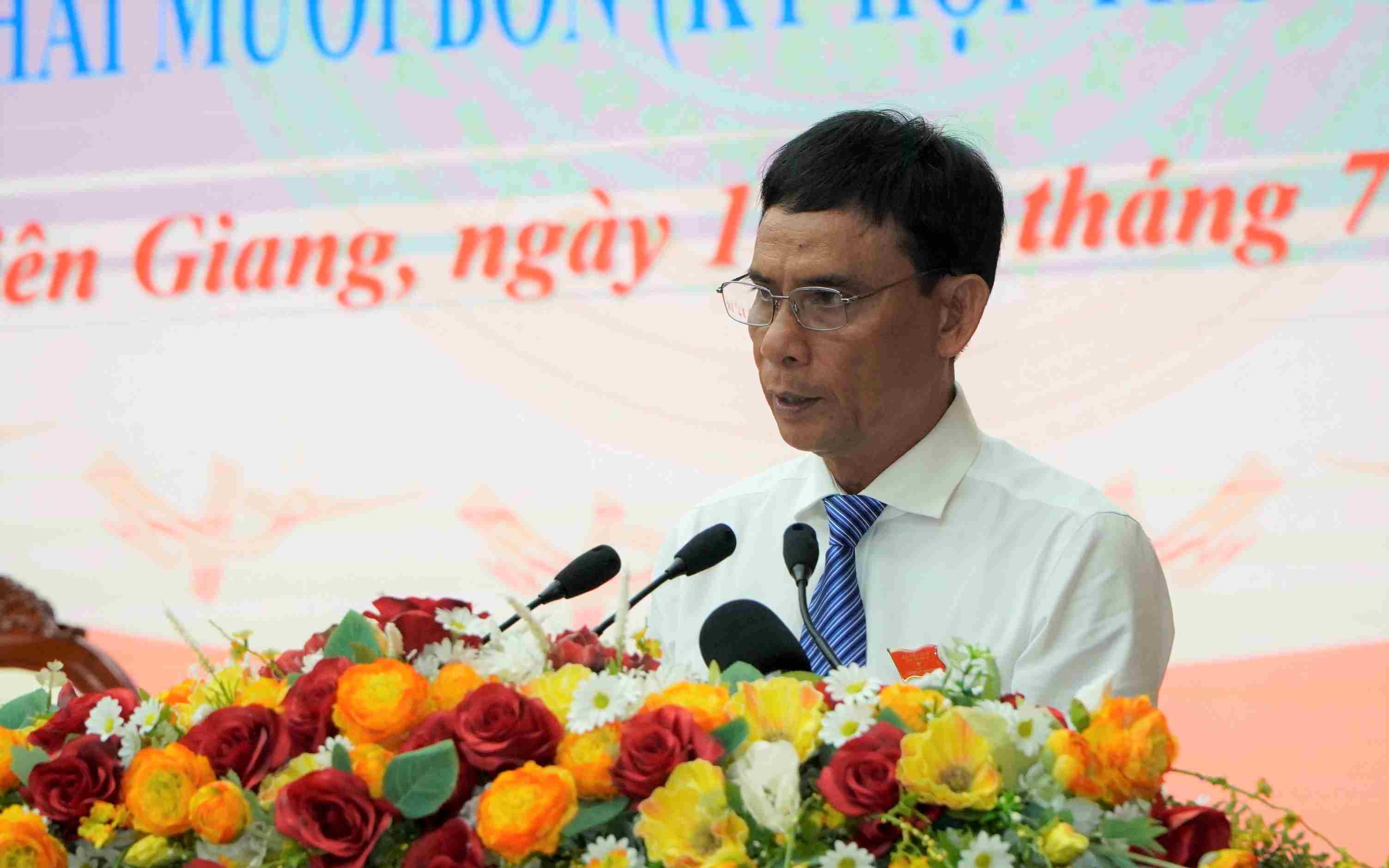 Mr. Pham Van Mau - Head of the Legal Department presented the monitoring report on the results of resolving voter petitions. Photo: Nguyen Anh