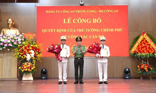 Thừa ủy quyền của Chính phủ, Bộ trưởng Bộ Công an Lương Tam Quang trao Quyết định bổ nhiệm chức vụ Thứ trưởng Bộ Công an đối với Trung tướng Phạm Thế Tùng và Thiếu tướng Nguyễn Ngọc Lâm. Ảnh: Bộ Công an