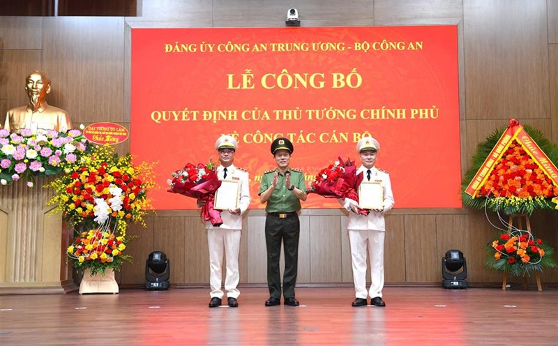 Thừa ủy quyền của Chính phủ, Bộ trưởng Bộ Công an Lương Tam Quang trao Quyết định bổ nhiệm chức vụ Thứ trưởng Bộ Công an đối với Trung tướng Phạm Thế Tùng và Thiếu tướng Nguyễn Ngọc Lâm. Ảnh: Bộ Công an