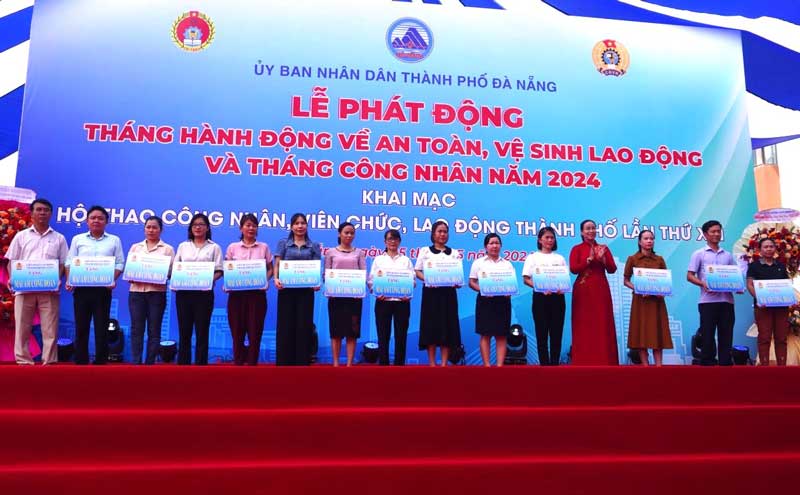 LĐLĐ Đà Nẵng trao "Mái ấm Công đoàn" cho đoàn viên, người lao động trong Tháng Công nhân 2024. Ảnh: Văn Trực
