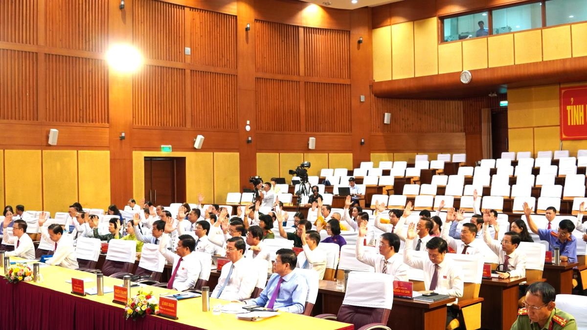 Đại biểu giơ tay biểu quyết thông qua các nội dung tại kỳ họp 22 HĐND tỉnh Bà Rịa - Vũng Tàu khóa VII, nhiệm kỳ 2021 - 2026. Ảnh: Thành An