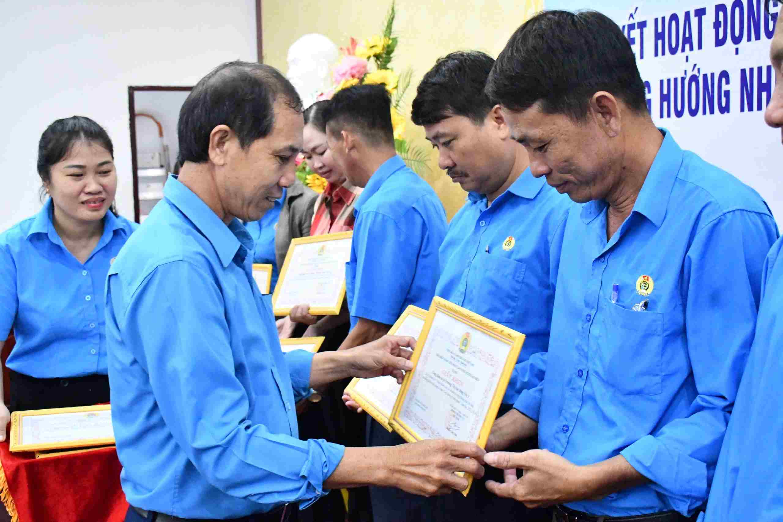 Mr. Huynh Cong Than - Chairman of the Confederation of Labor of An Bien district awarded certificates of merit to the collectives. Photo: An Bien Labor Confederation