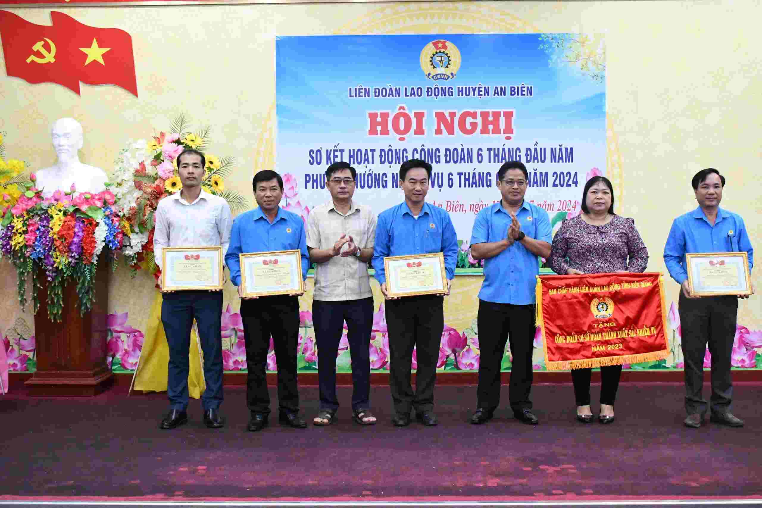 Tặng bằng khen và cờ thi đua cho các tập thể, cá nhân. Ảnh: LĐLĐ An Biên 