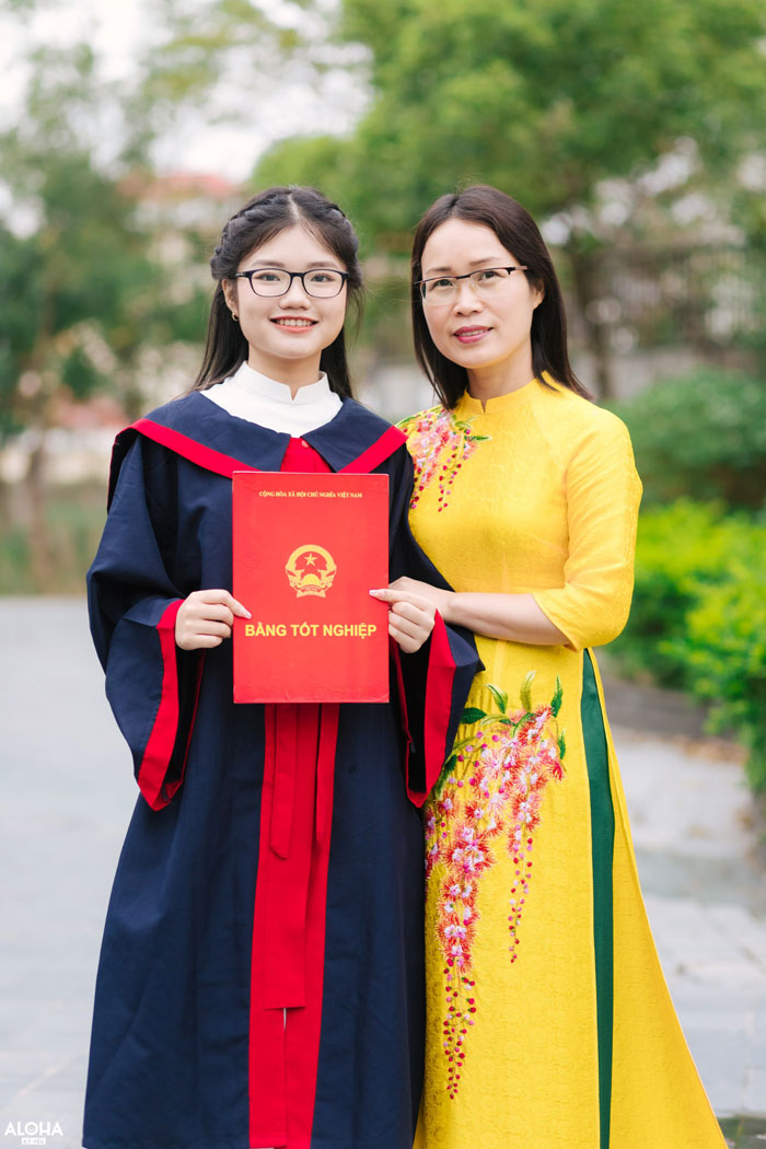 Thanh Xuan and her Literature teacher. Photo: Provided by the character