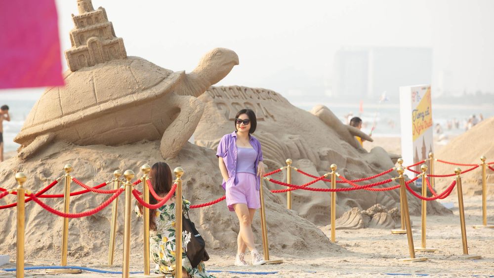 Many cultural and entertainment activities, giving souvenirs to Korean tourists when coming to Da Nang. Photo: Da Nang Tourism Promotion Center
