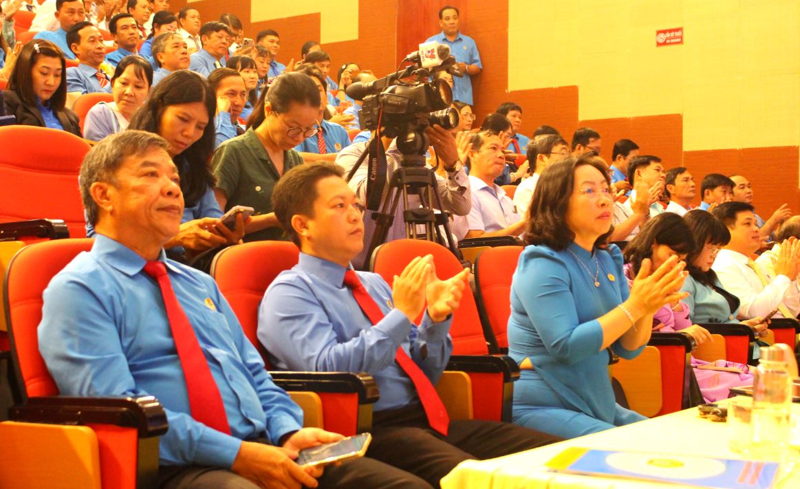 The 2024 Conference praising outstanding Communist Party Presidents and bright workers in An Giang province was honored to welcome Standing Vice President of the Vietnam Federation of Labor Thai Thu Xuong to attend. Photo: Lam Dien