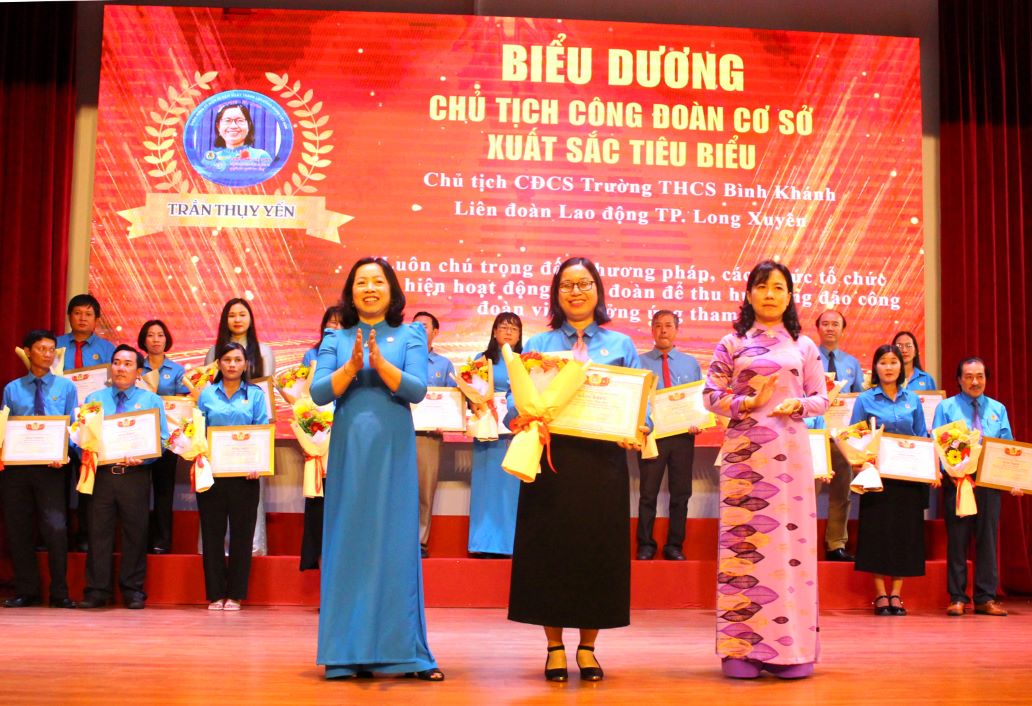 Standing Vice Chairman of the Vietnam Federation of Labor Thai Thu Xuong (right photo) and Vice Chairman of An Giang Provincial People's Council Dinh Thi Viet Huynh awarded the outstanding Chairman of the Communist Party of Vietnam. Photo: Lam Dien