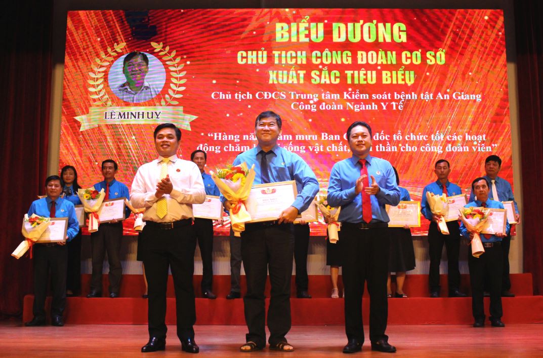 Chairman of the Labor Confederation of An Giang province Lam Thanh Si (right photo) and Deputy Head of the Mass Mobilization Committee of the An Giang Provincial Party Committee Ho Huu Ngoc awarded the outstanding Chairman of the Communist Union. Photo: Lam Dien  