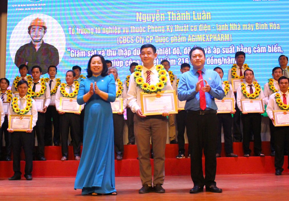 Phó Chủ tịch Thường trực LĐLĐVN Thái Thu Xương và Chủ tịch LĐLĐ tỉnh An Giang Lâm Thành Sĩ trao thưởng cho đoàn viên, công nhân đạt danh hiệu nhân “Lao động giỏi, lao động sáng tạo”. Ảnh: Lâm Điền