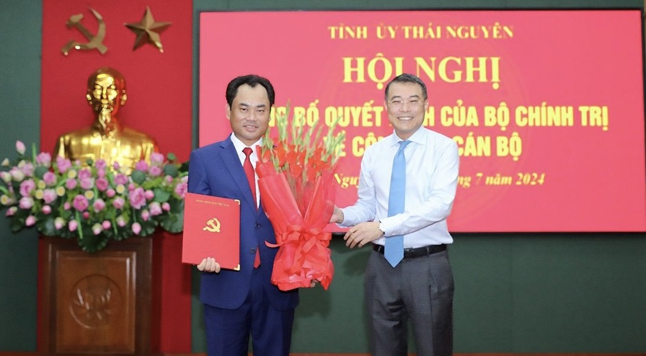 Ông Lê Minh Hưng (bên phải) - Ủy viên Bộ Chính trị, Bí thư Trung ương Đảng, Trưởng Ban Tổ chức Trung ương, trao Quyết định cho tân Bí thư Tỉnh ủy Thái Nguyên Trịnh Việt Hùng. Ảnh: Báo Thái Nguyên.