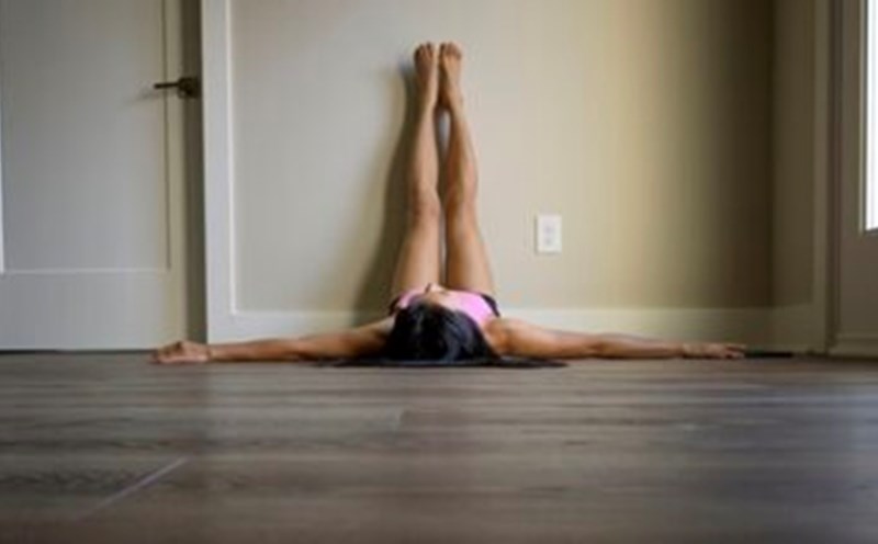 Lợi ích và cách thực hiện của tư thế yoga đưa chân lên tường. Ảnh: Healthshots.
