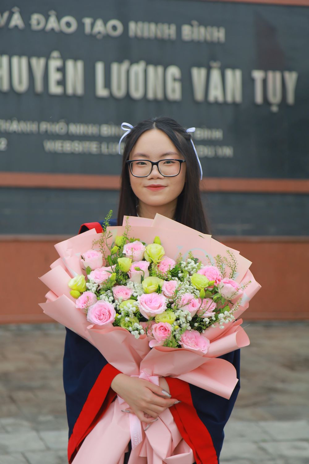 Dinh Thi Bich Ngoc - 12th grade student, Luong Van Tuy High School for the Gifted - became the "double" valedictorian in the 2024 high school graduation exam. Character photo provided