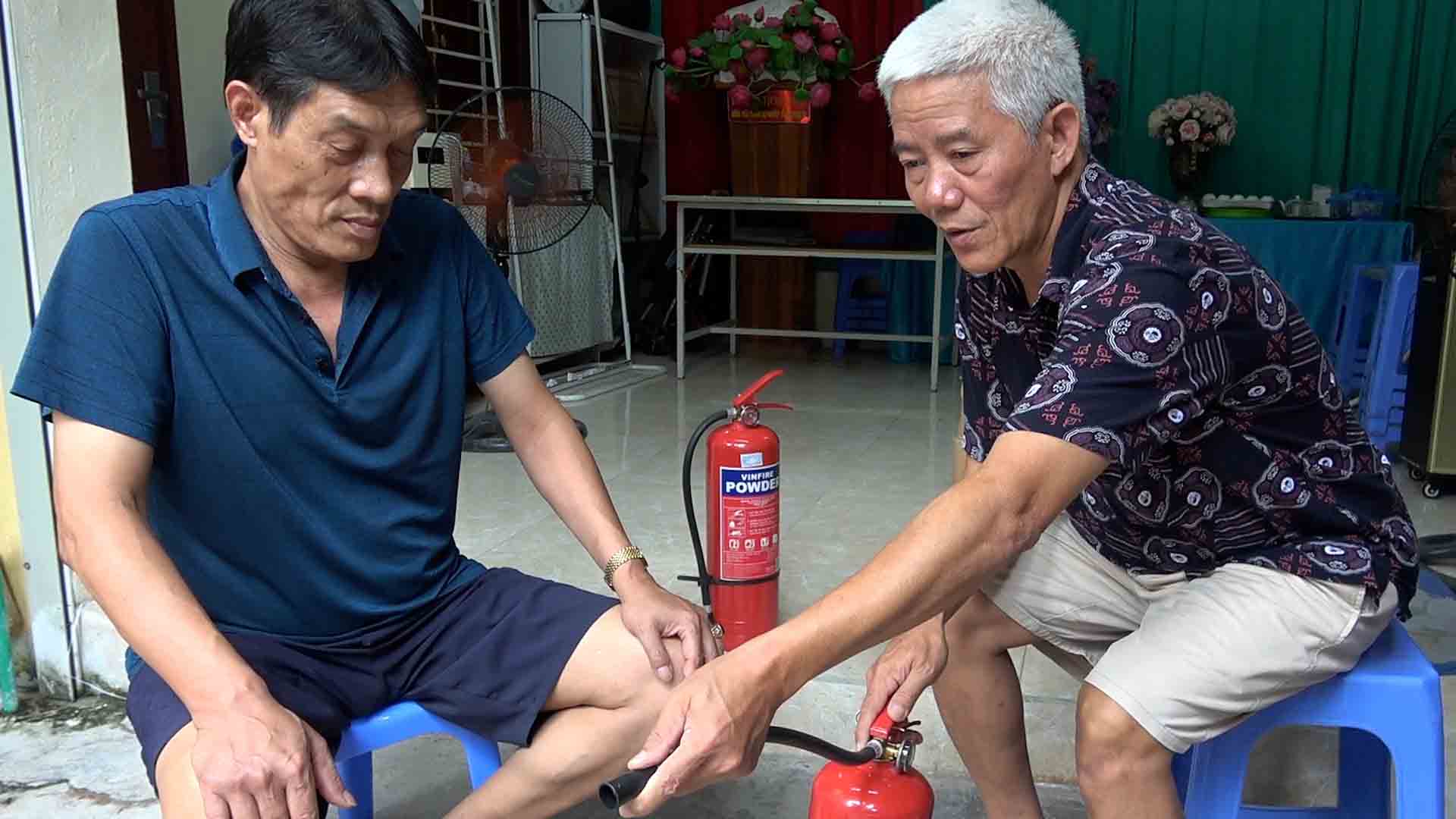 Nguy cơ cháy nổ cao: Tổ dân phố phát bình PCCC và tập huấn cho từng hộ dân