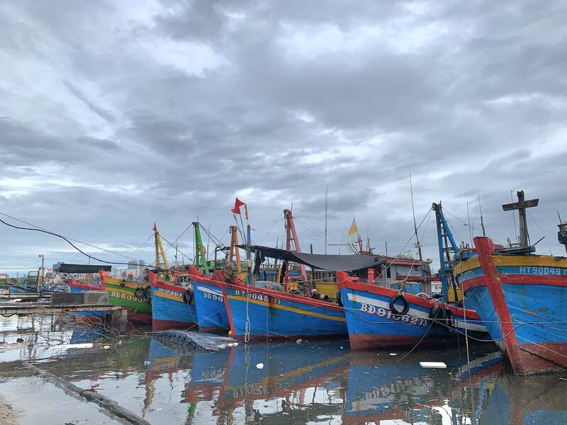 Difficulties in finding labor forced ship owners to temporarily suspend operations. Photo: Nguyen Linh