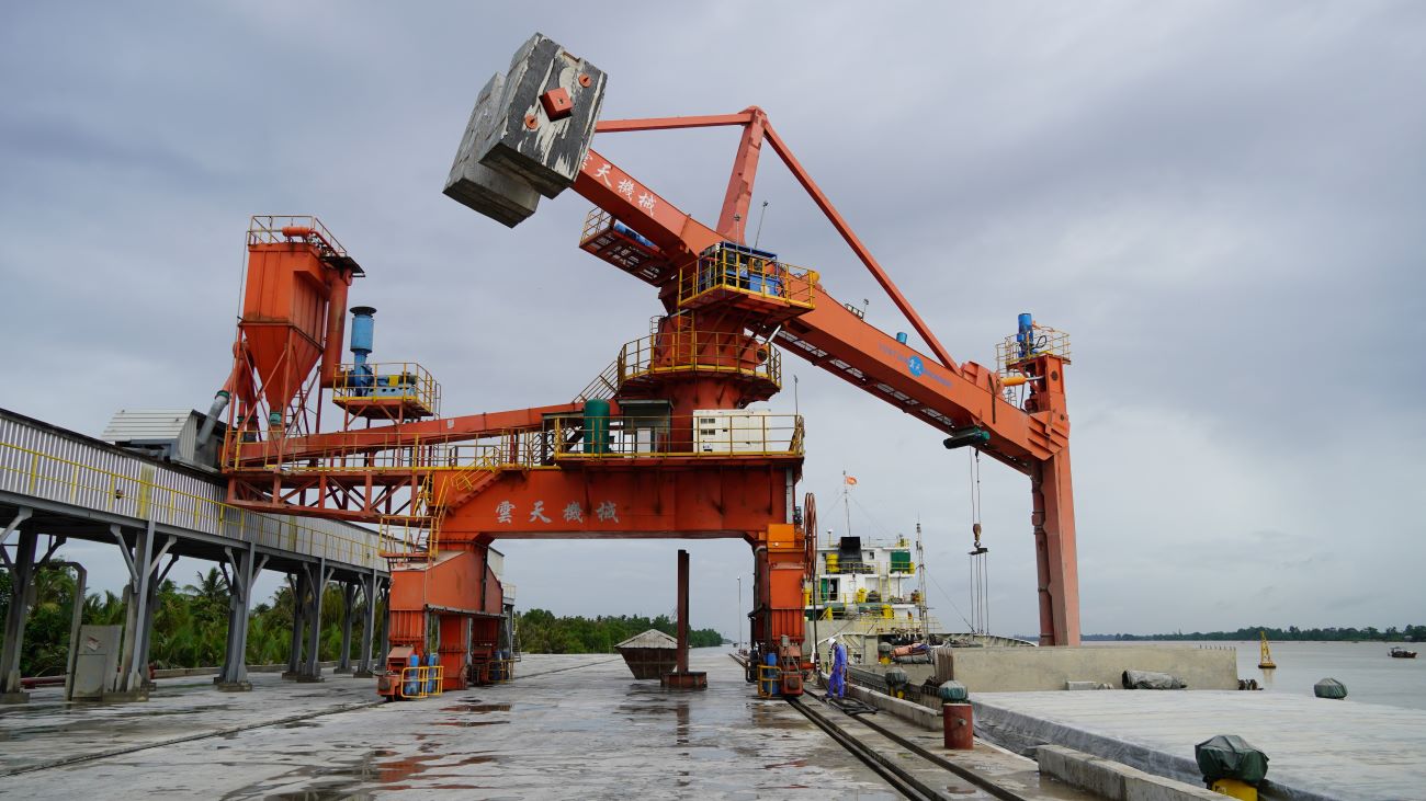 Cement packaging factory at An Lac Thon 1 industrial cluster. Photo: Phuong Anh.