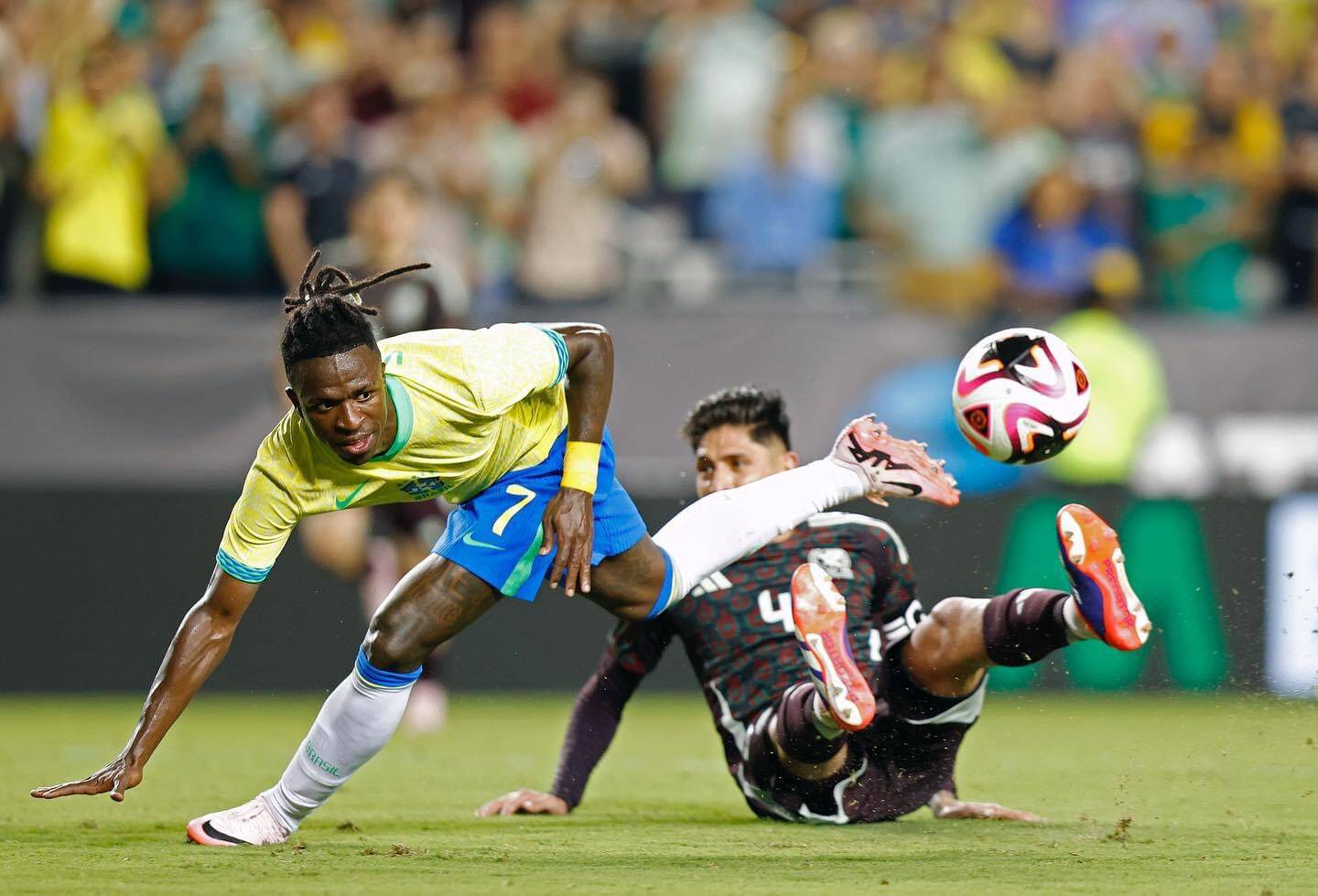 Vinicius không thể gánh vác hàng công của Brazil.  Ảnh: LĐBĐ Brazil 