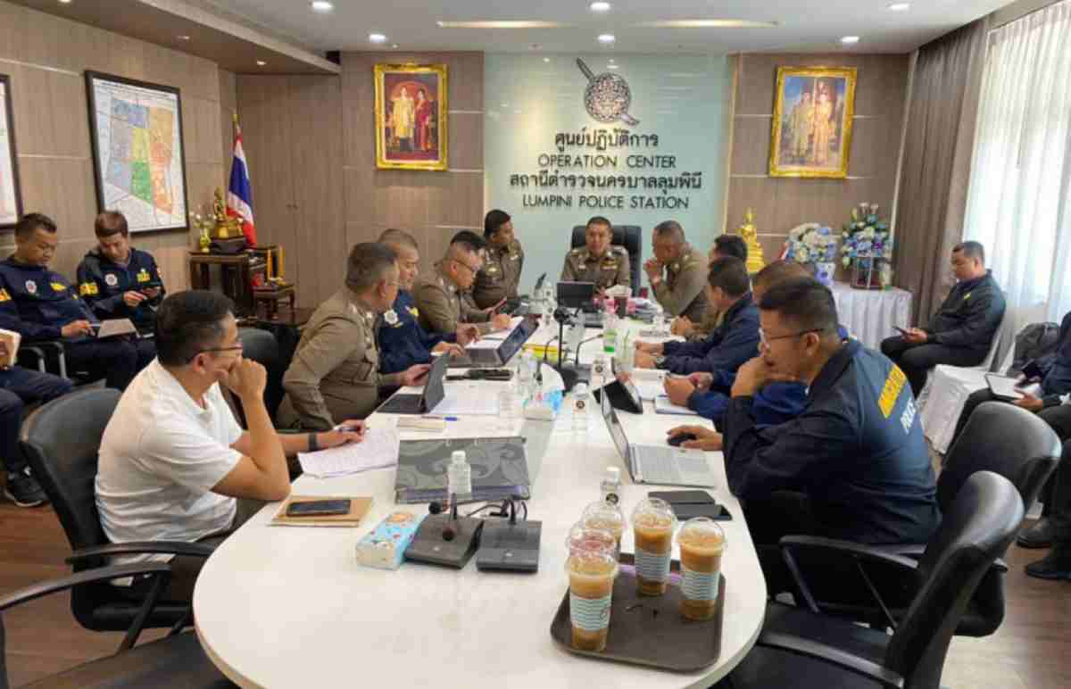 Police discuss the Vietnamese death case at Lumpini police station in Bangkok, morning of July 17. Photo: Lumpini Police / Bangkok Post