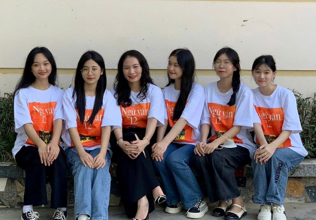 To Thi Dieu (second on the right of the photo), valedictorian of block C nationwide in the 2024 high school graduation exam, took a photo with her homeroom teacher and friends. Photo: Provided by homeroom teacher