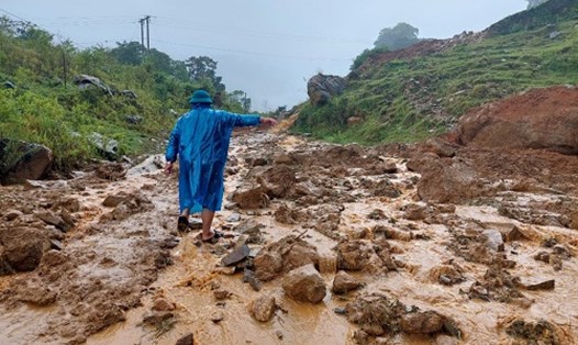 Sạt lở đường ở huyện Tu Mơ Rông do mưa lũ năm 2022. Ảnh: Thanh Tuấn