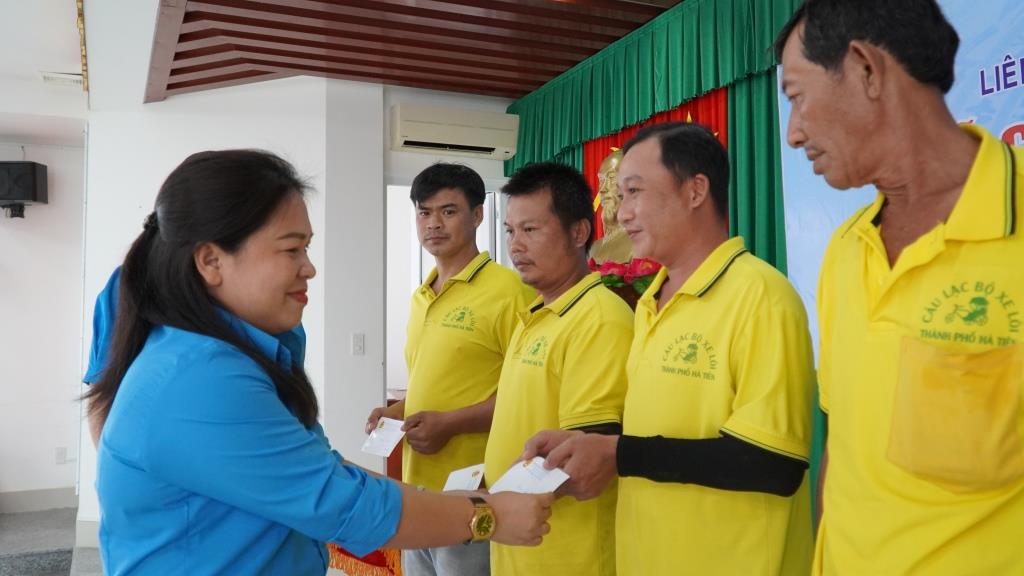 At the launching ceremony, Chairman of the Labor Federation of Kien Giang province Truong Thanh Thuy presented 5 gifts (each 500,000 VND) to union members in difficult circumstances. Photo: Van Si