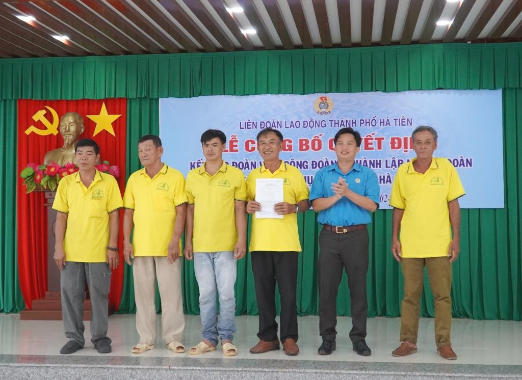 Mr. Nguyen Viet Ha - Chairman of Ha Tien City Confederation of Labor presented the Decision to establish the Union. Photo: Van Si