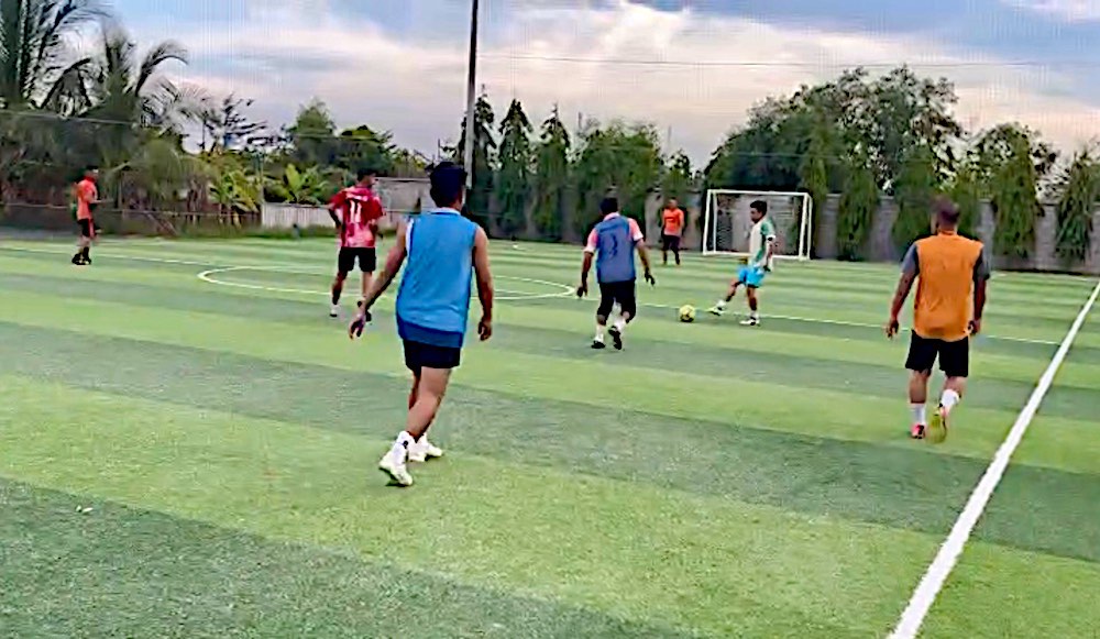 The players practice on the field. Photo: Tuy Phong Labor Confederation