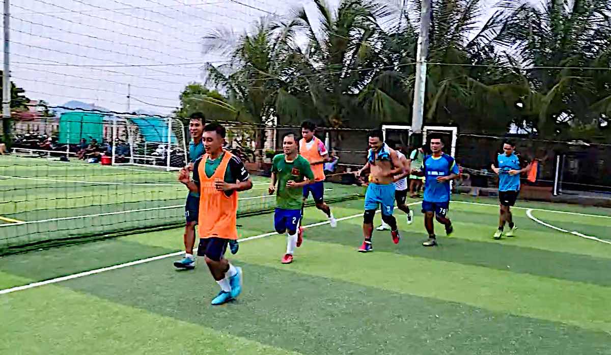 Players practice physical strength. Photo: Tuy Phong Labor Confederation