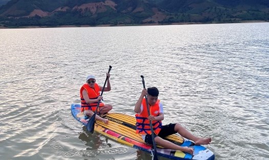 Du khách chèo SUP trên lòng hồ YaLy. Ảnh: Thanh Tuấn