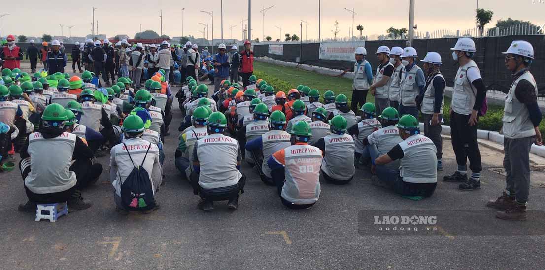 Công nhân Công ty Hoa Nghĩa thi công dự án theo hợp đồng ký kết với Công ty Hitech Vina. Ảnh: Nhân vật cung cấp