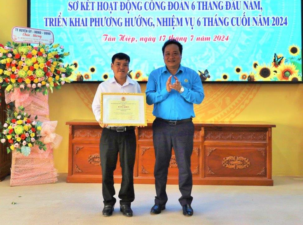 Tặng bằng khen cho các tập thể, cá nhân tại hội nghị. Ảnh: Mỹ Linh