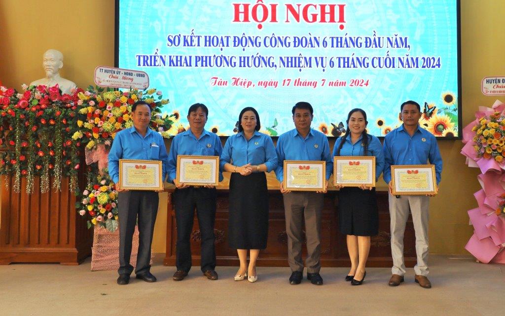 At the conference, thematic Certificates of Merit from the Provincial Labor Confederation were also awarded to 3 groups and 3 individuals; Specialized certificates of merit from the district Labor Federation for 6 collectives and 6 individuals. Photo: My Linh