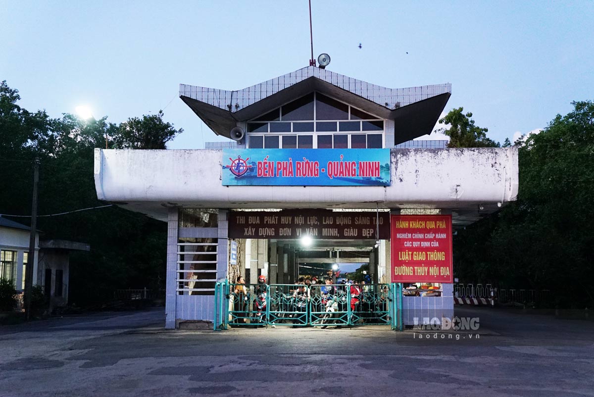 8:45 p.m. is the last ferry of the day on the Rung ferry route connecting Thuy Nguyen district, Hai Phong city with Quang Yen town, Quang Ninh province.